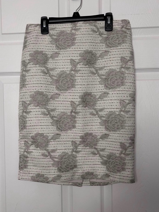 Ann Taylor Dresses & Skirts - Ann Taylor Sz 4 Floral Embroidered Pencil Skirt